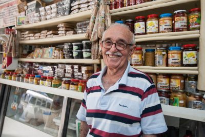 Sr. Raimundo proprietário do estabelecimento